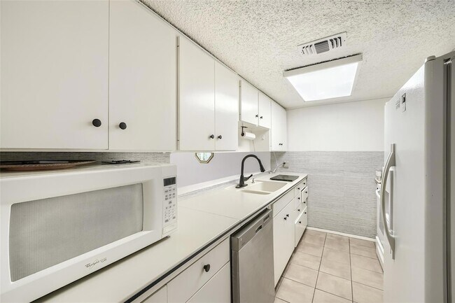 Building Photo - 6810 Thorncliffe Dr