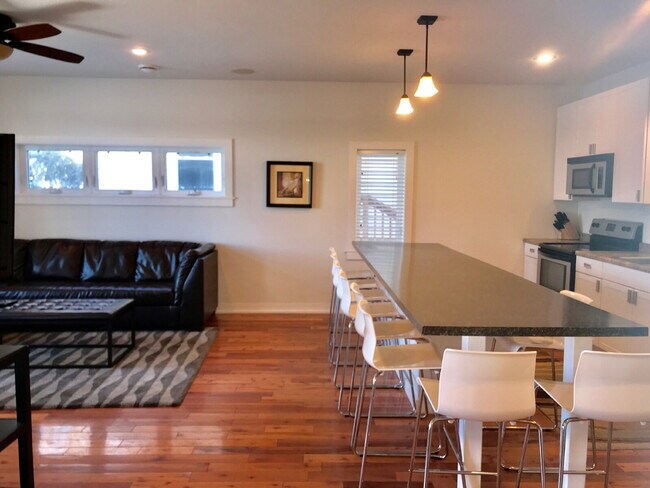 Foto del edificio - Charming 4-Bed Oasis with Granite Touches & Hardwood Elegance in Minneapolis!