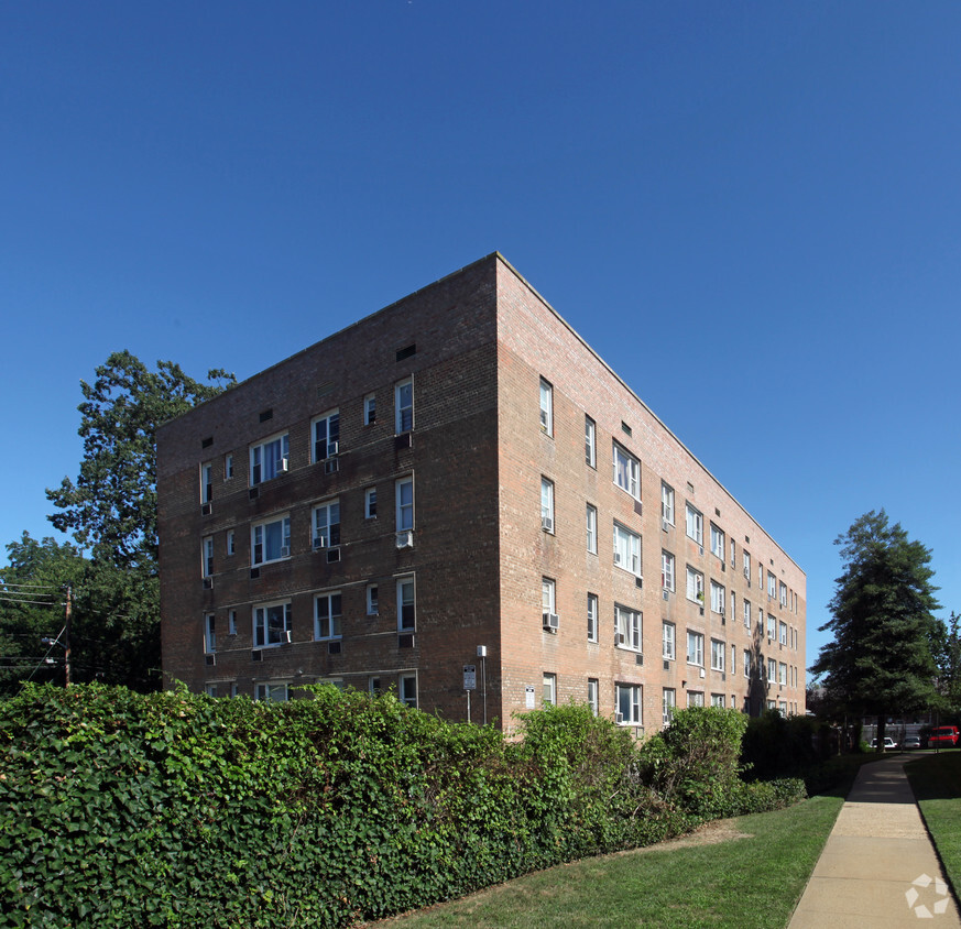 Building Photo - 160 Guy Lombardo Ave