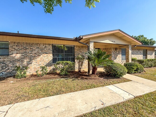 Foto del edificio - 610 Creek Dr