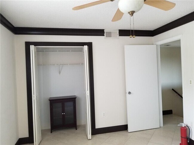 Foto del edificio - 9478 Palm Cir S
