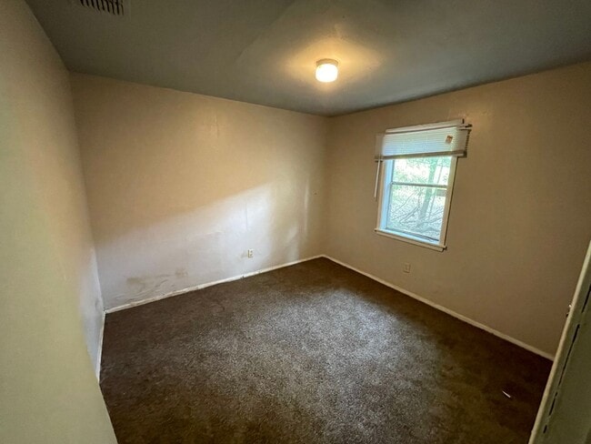 Foto del edificio - 4 Bed, 1.5 Bath Home With Carport and Cent...