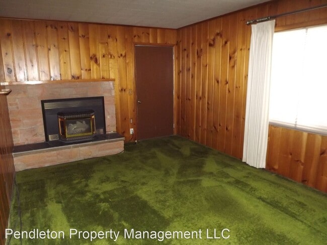 Building Photo - 3 br, 1 bath House - 453 E Darwin Street