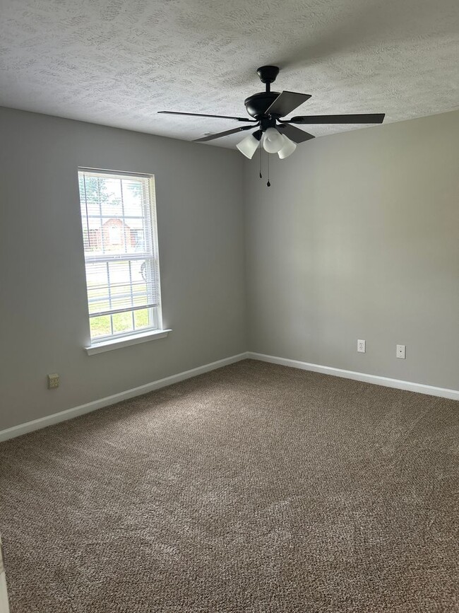 Building Photo - 3 Bedroom 2 bath with 2 Car Garage Home Fo...