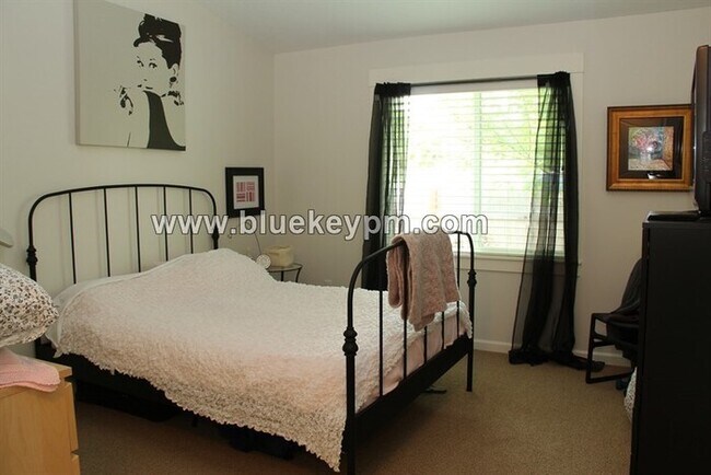 Foto del edificio - 2 Bed, 2 Bath, Blocks from Intel in Hillsboro