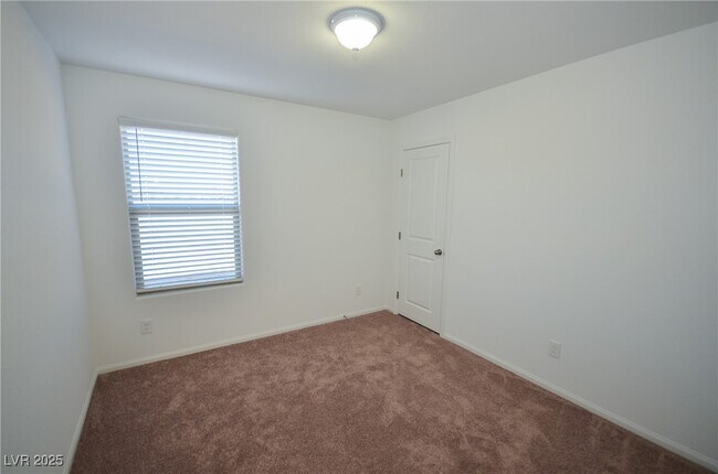 Foto del edificio - 5401 Lynn Crk Ave