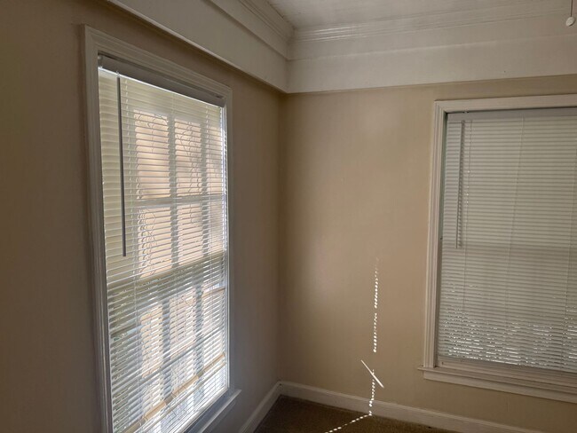 Building Photo - Large Cloverdale Apartment