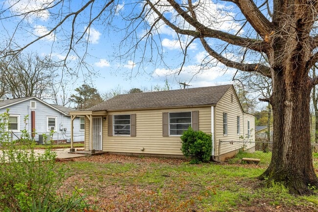 Building Photo - Charming & Newly Renovated 4 Bedroom 2 Bat...