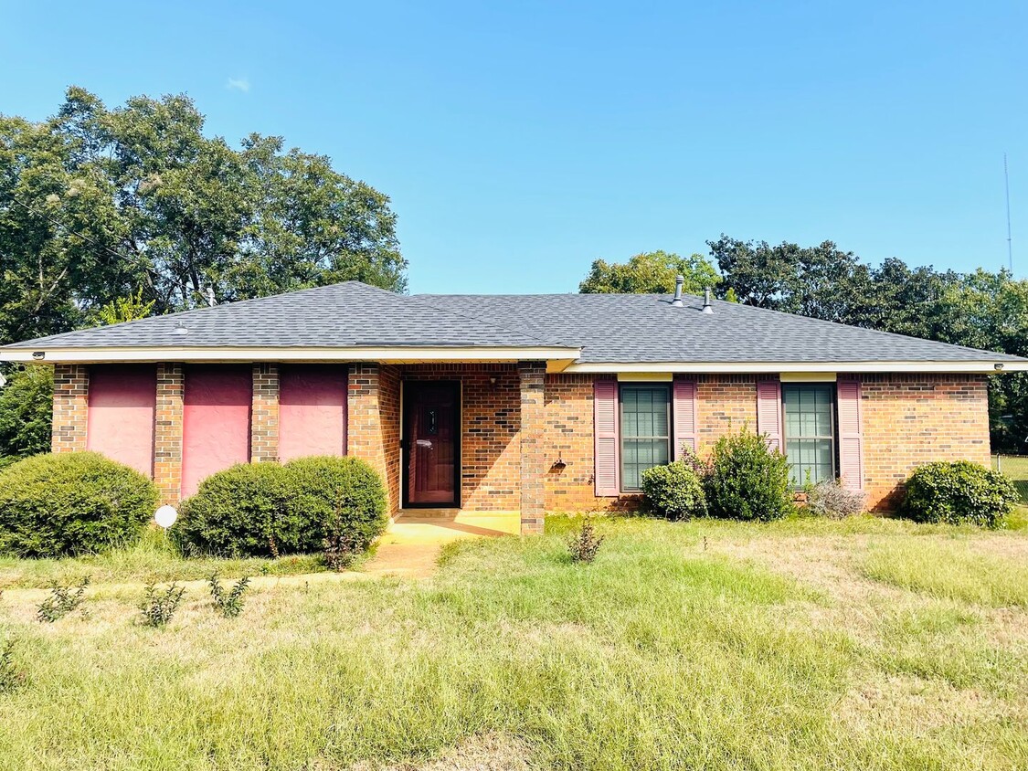 Foto principal - **3 Bed 2 Bath located off Atlanta Hwy ** ...