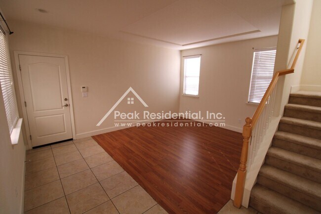 Building Photo - Spacious Sun Park Village 5bd/3ba Home wit...
