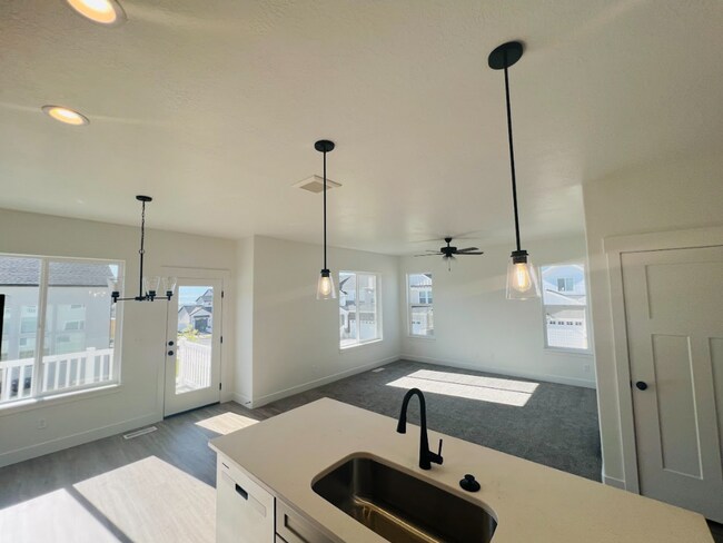 Foto del edificio - 1051 N Freeman Dr