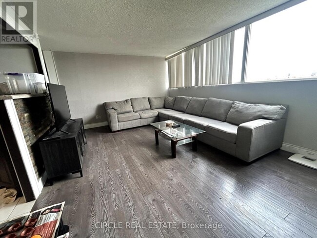 Building Photo - 3695-3695 Kaneff Crescent