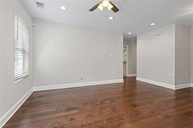 Building Photo - 2952 Palm Dr