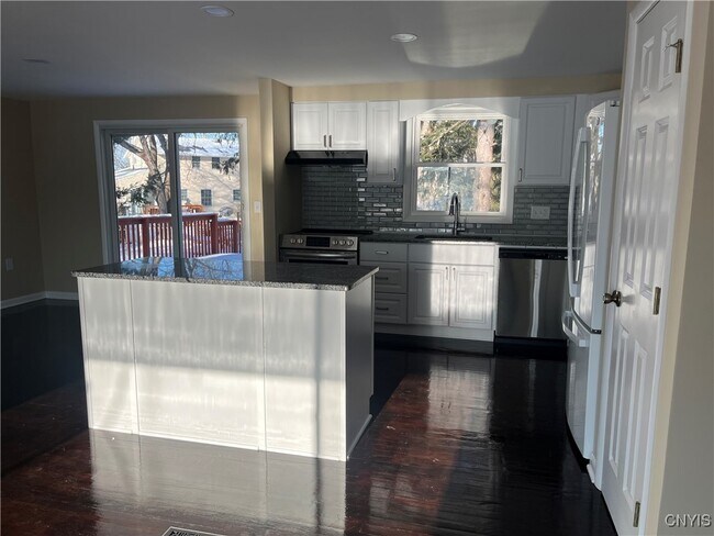 Foto del edificio - 7650 Commodore Cir