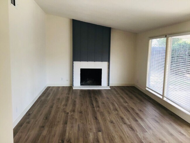 Foto del edificio - Remodeled Single-Level 3 Bedroom, 2 Bath w...