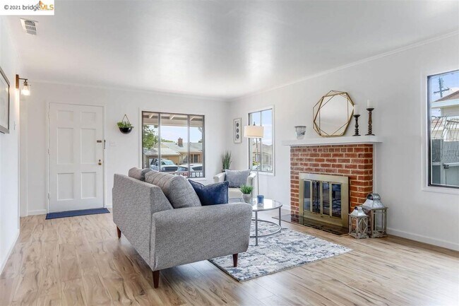 Living Room - 1604 Richmond St