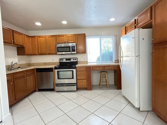 Building Photo - GATED COMMUNITY, 2 BEDROOM 1 BATH