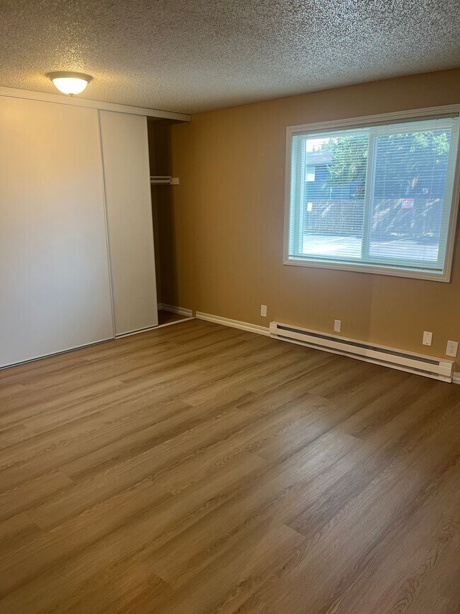 Foto del edificio - 1 Bed • 1 Bath Downstairs Unit - Updated Flooring