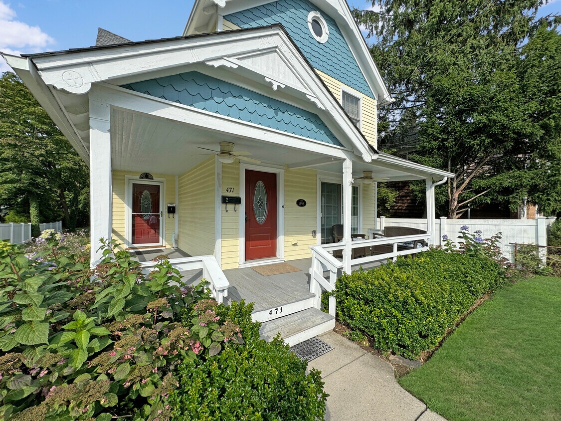 Primary Photo - 471 Main St