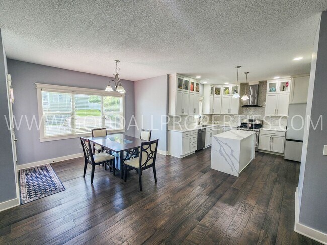 Foto del edificio - 5 Bedroom, 4 bath Two-story in Urbandale b...