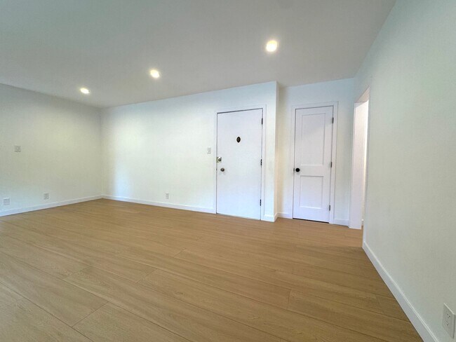 Foto del edificio - Top Floor Newly Gut Renovated 2-Bedroom in Prime West Hollywood Location