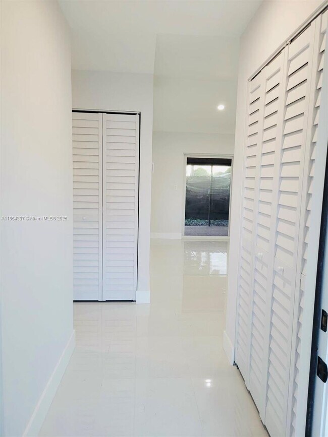 Building Photo - 5510 SW 139th Pl
