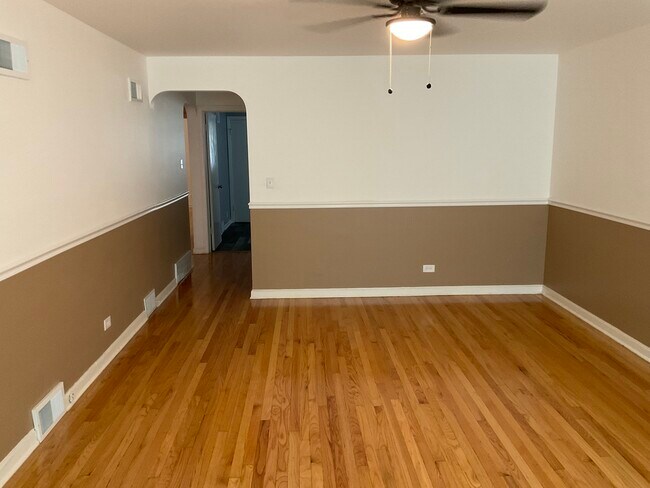 Building Photo - 10929 S Eberhart Ave