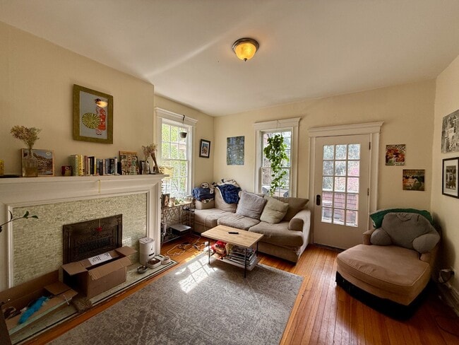 Building Photo - 1 bedroom apartment with private balcony!