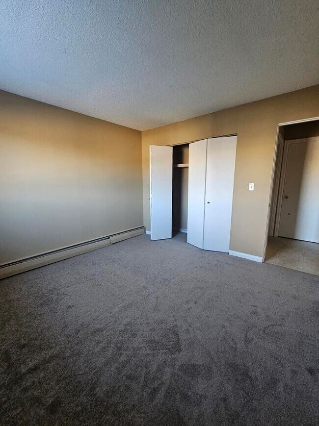 Photo du bâtiment - 2 Bed 1 Bath Unit in Red Deer, AB