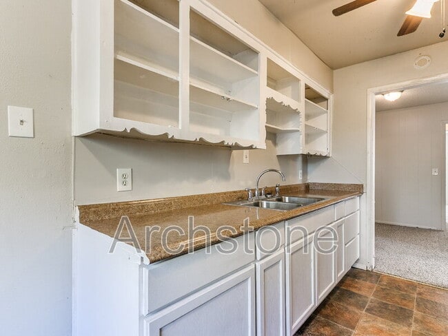 Building Photo - 527 E Boeing Dr