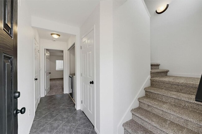 Building Photo - Spacious Puyallup Townhouse | 3-Bed Home with Main-Floor Primary Suite & Stainless Steel Appliances!
