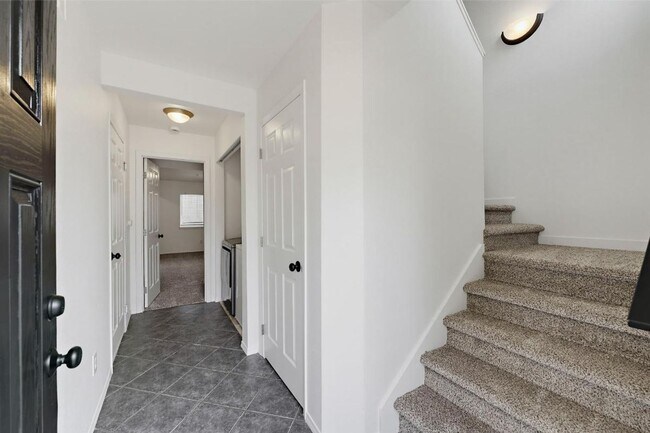 Foto del edificio - Spacious Puyallup Townhouse | 3-Bed Home with Main-Floor Primary Suite & Stainless Steel Appliances!