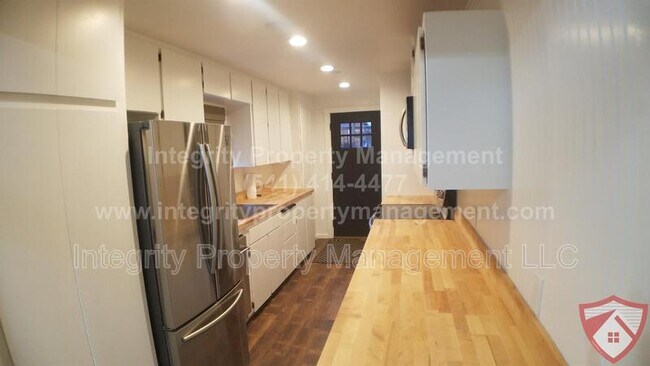 Building Photo - 450 G St