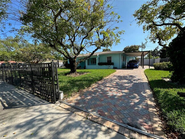 Foto del edificio - 560 NW 190th St