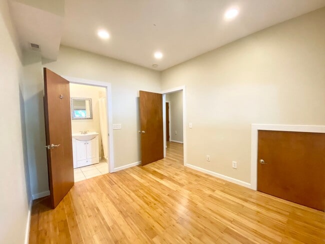 Foto del edificio - 4 Bedroom/3.5 Bath. UC Rental Located on J...