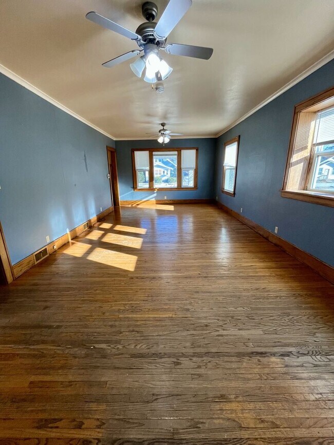 Building Photo - Main St. in Cedar Falls-2bd/1ba House