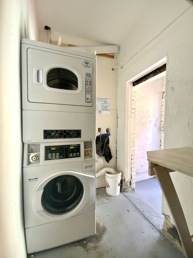 Building Photo - RENOVATED Top Floor. ON-SITE LAUNDRY! HARD...