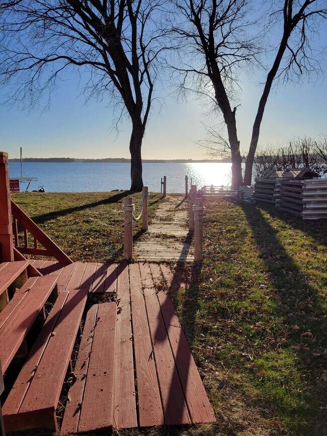 Building Photo - 3877 Shoreline Dr