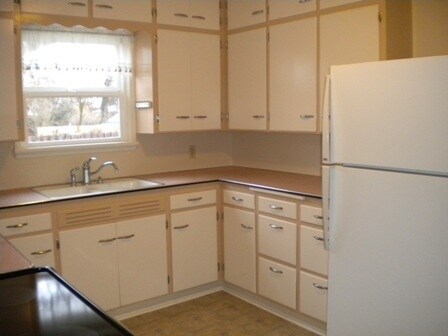 Building Photo - SPACIOUS single family home with double ga...