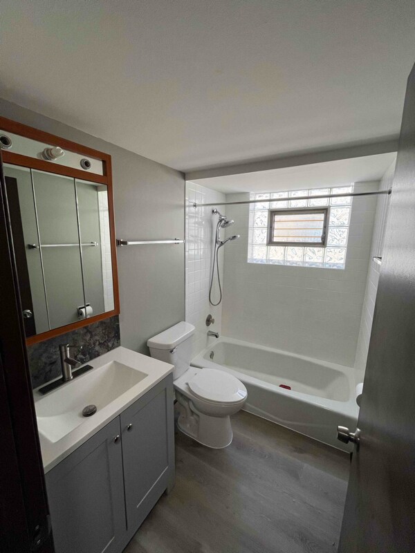 Foto del edificio - 643 Jeffery Ave