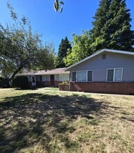 Building Photo - 11054-11054 NE Glisan St