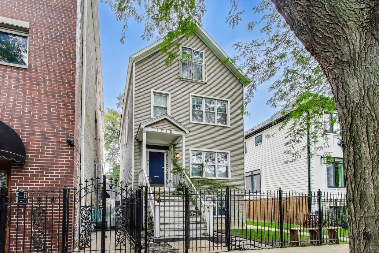 Foto principal - 1938 W Melrose St