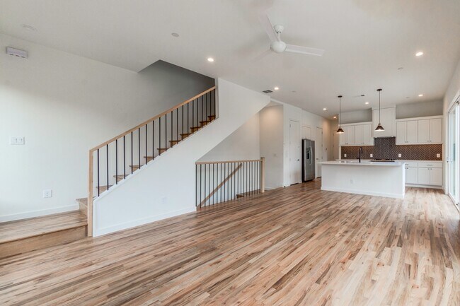 Foto del edificio - 3 Bedroom Townhome in Lakewood Walkable to Your Favorites!