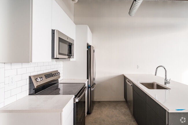 2BR, 1BA - 770SF - Kitchen - The John Kam Malt House