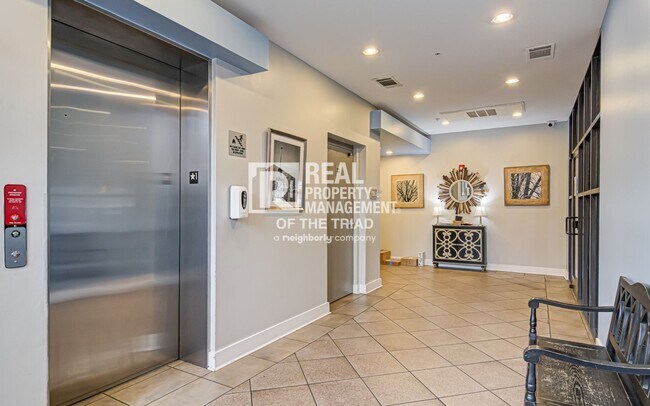 Building Photo - Luxury Top Floor 1BR/1BA Condo on 4th Street