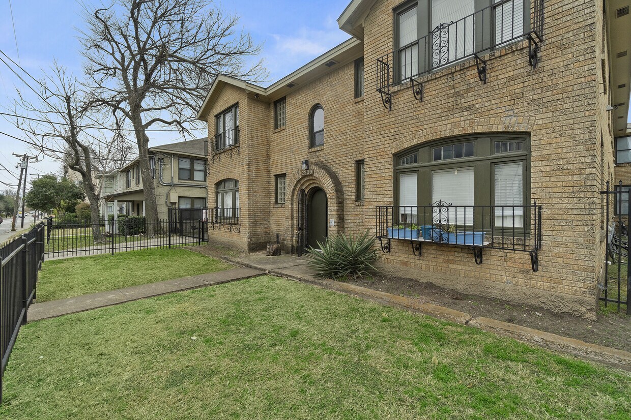 FITZHUGH Apartments in Dallas, TX