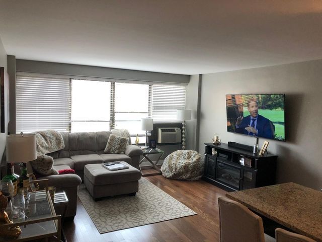 Foto principal - 2930 N Sheridan Rd