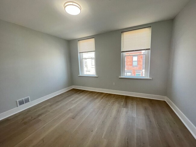 Building Photo - Remodeled 3bd/1 House with Rear yard!! SEC...