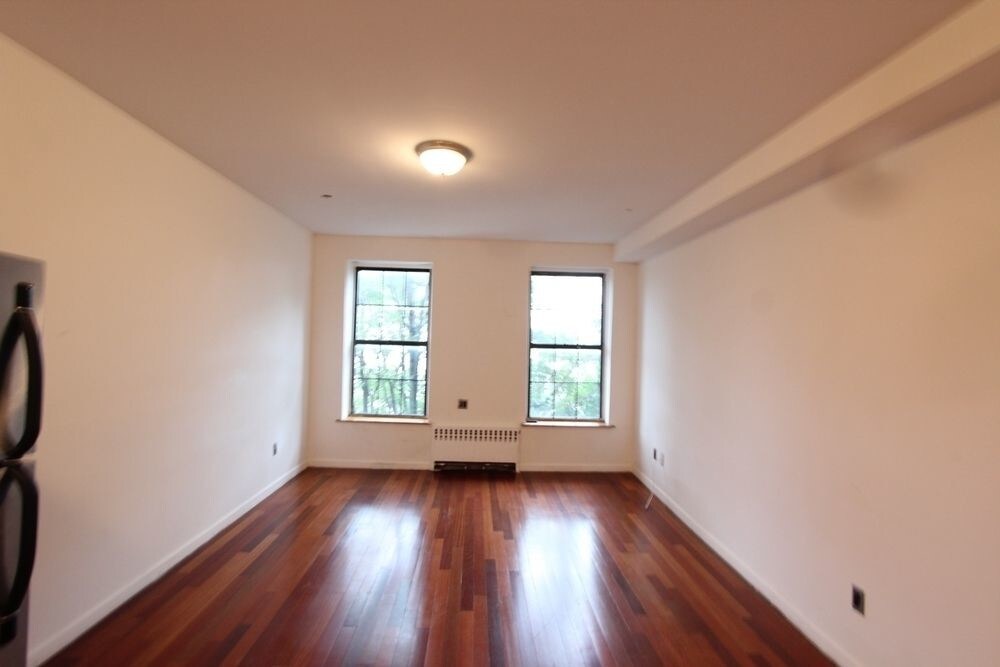 Primary Photo - 52 Eldert St