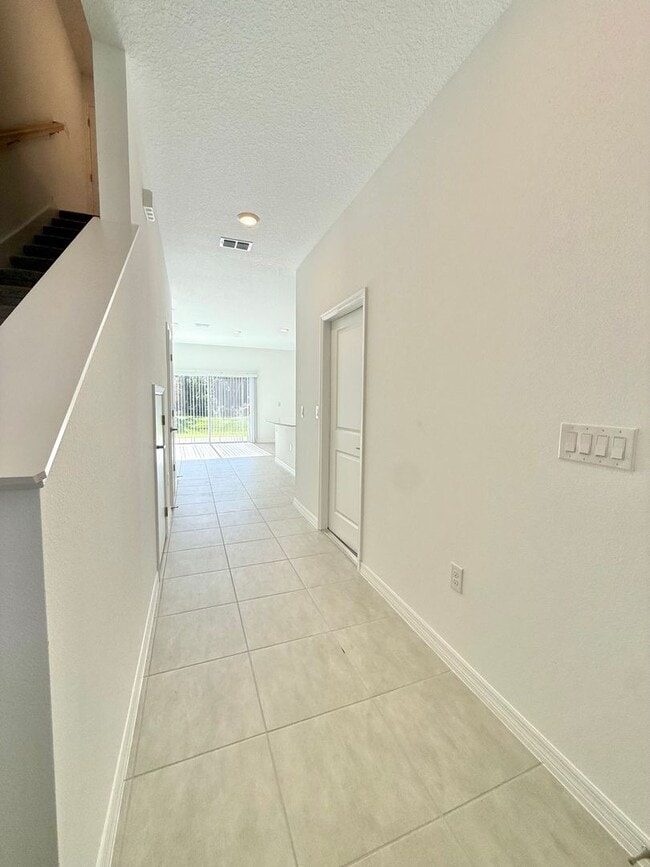 Foto del edificio - Riverside living redefined - 3Bedrooms/2.5Baths newly built townhome in Edgewater!